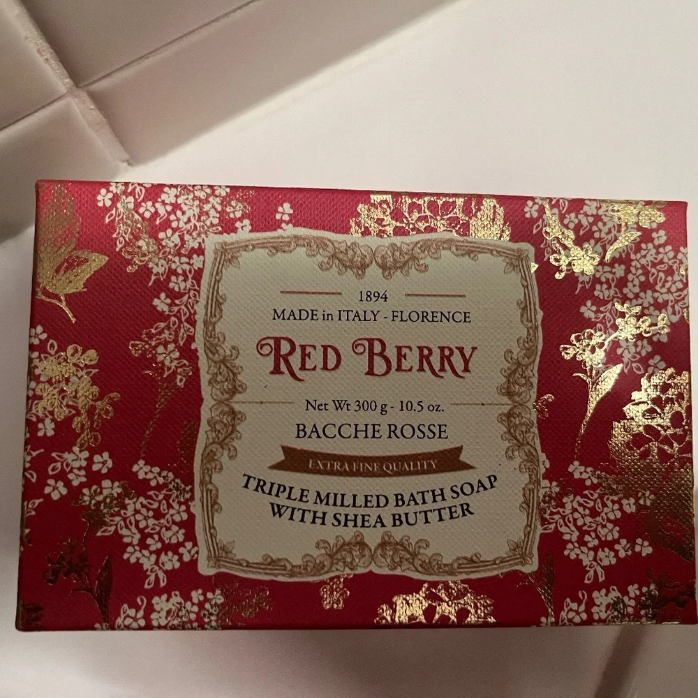 Red berry soap with shea butter from Italy